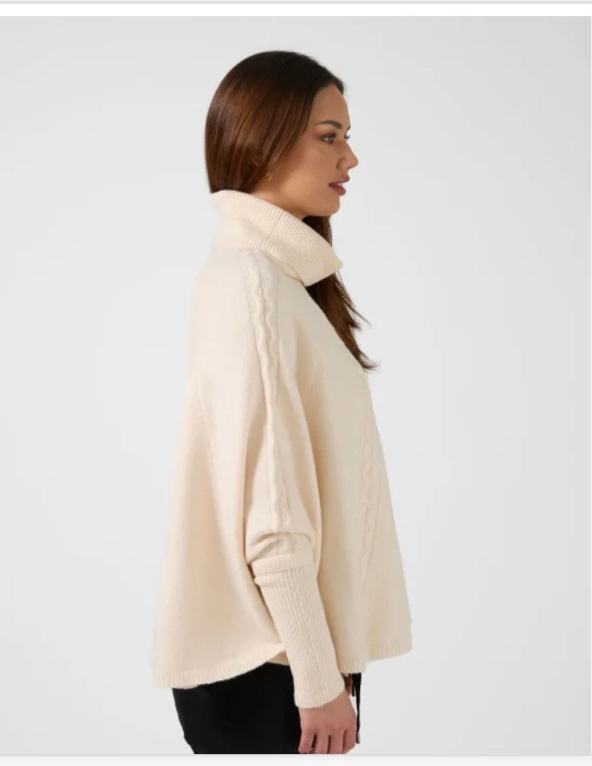 Cable poncho cream