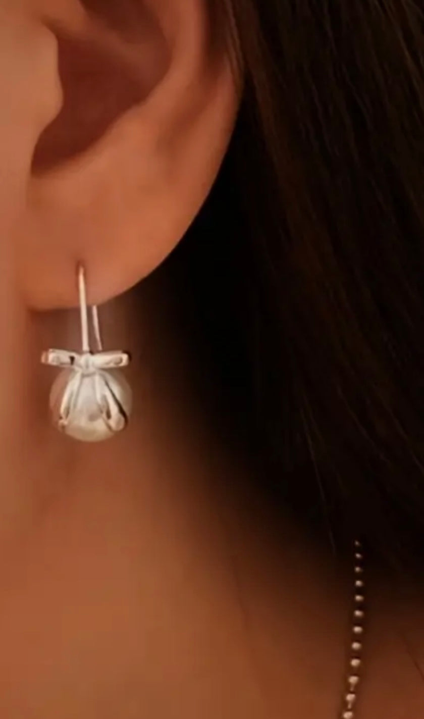 Flying Saucers s/silver bow and pearl Earrings
