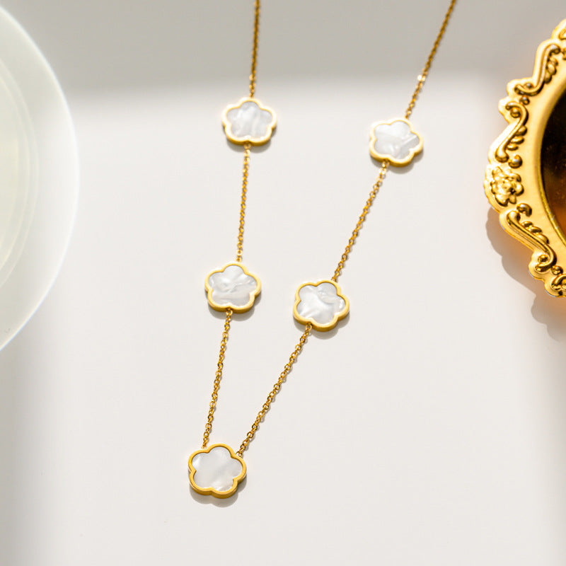 Flying Saucers flower necklace shell white