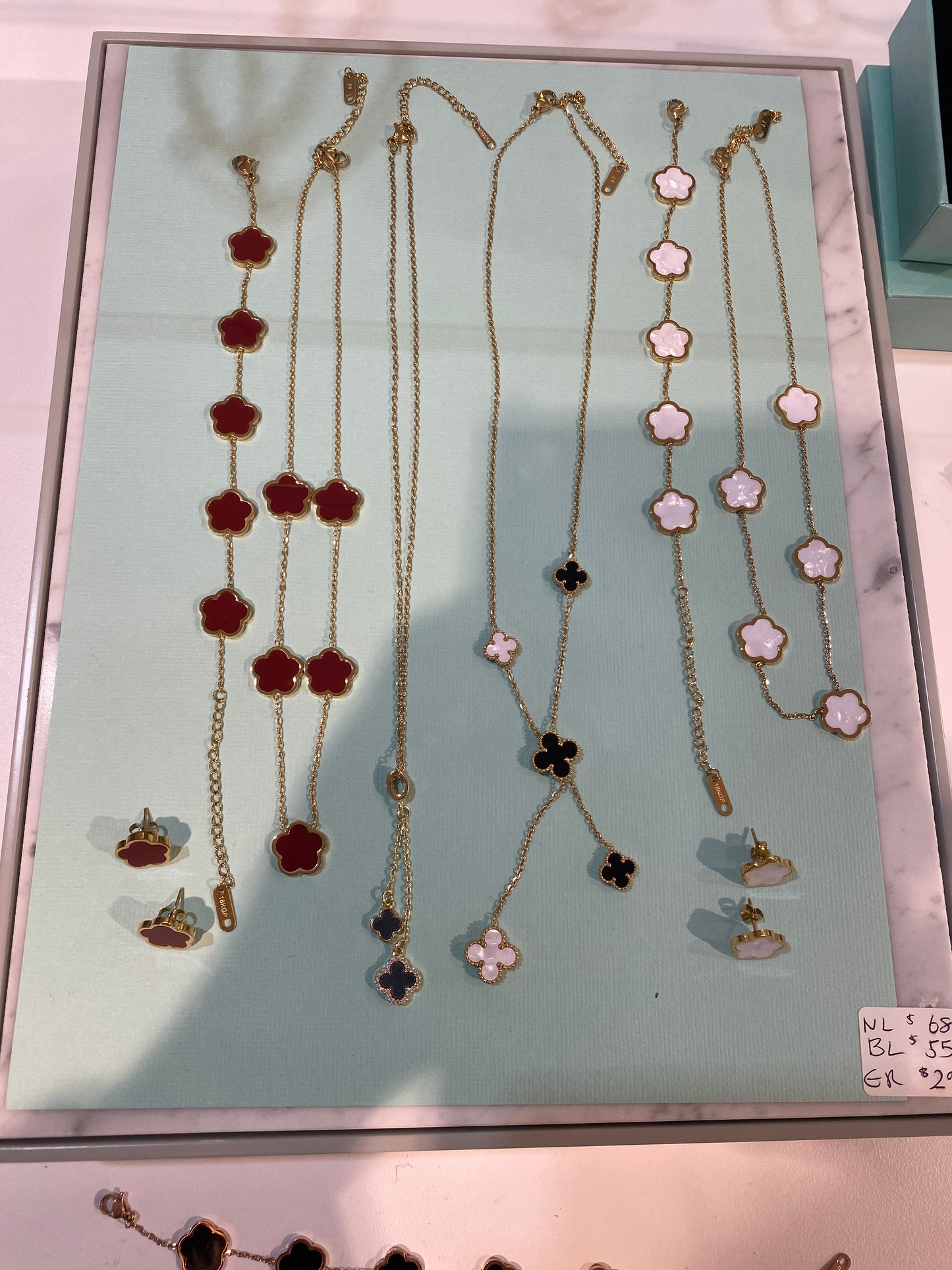 Flying Saucers flower necklace shell white