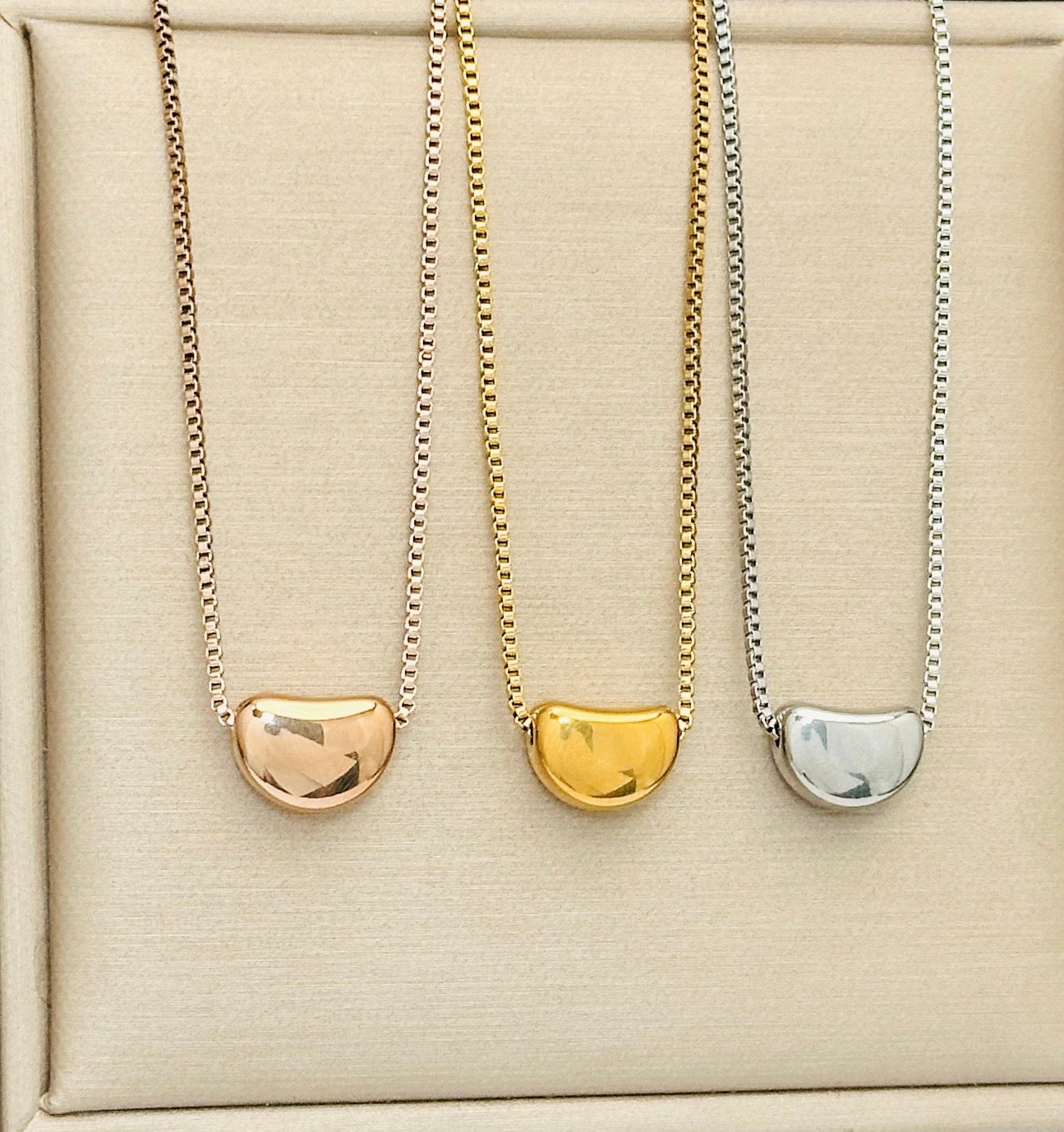 Flying Saucers gold pendant