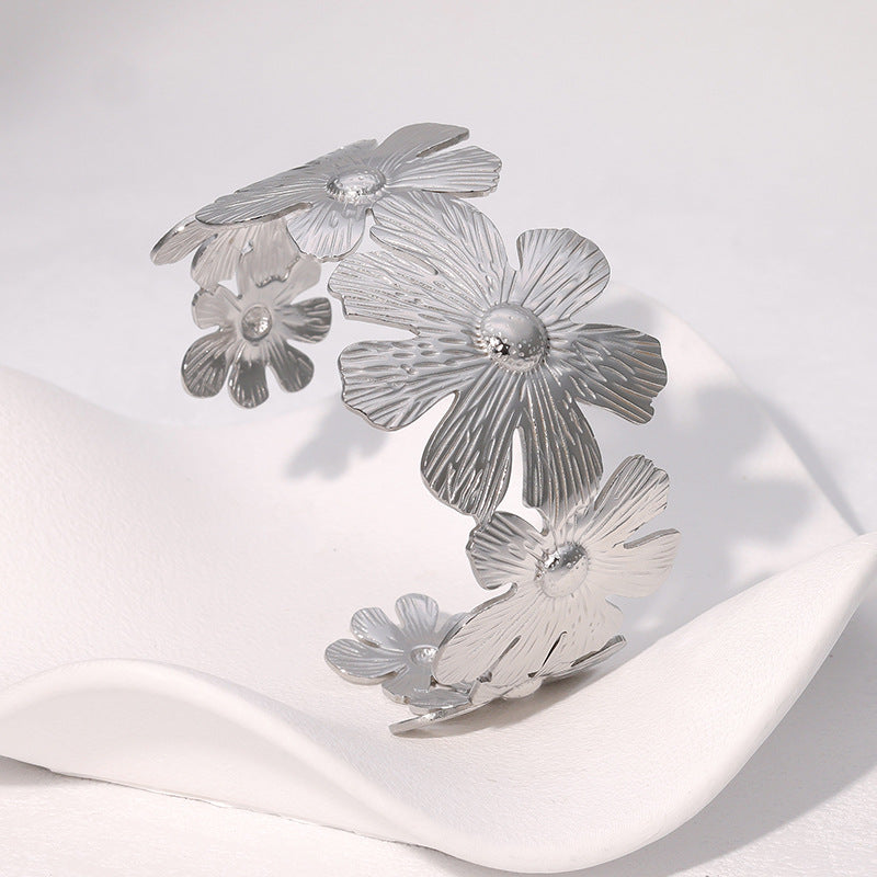 Flying Saucers Flower bangle silver