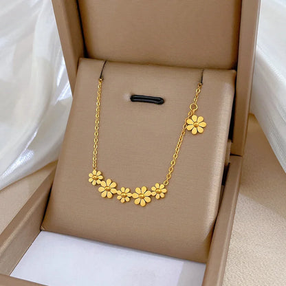 Flying Saucers Daisy necklace