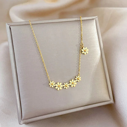 Flying Saucers Daisy necklace
