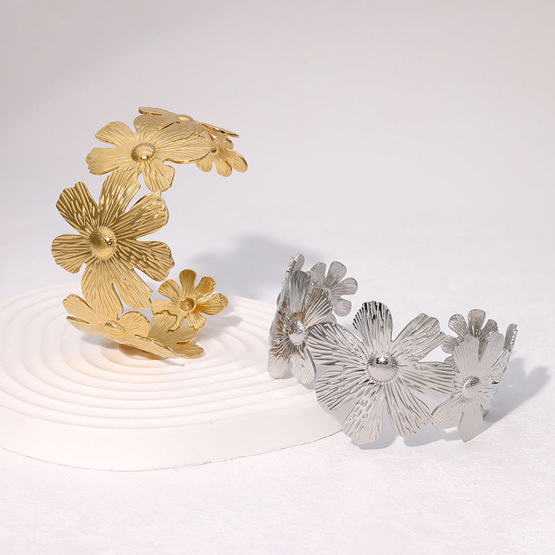 Flying Saucers Flower bangle silver