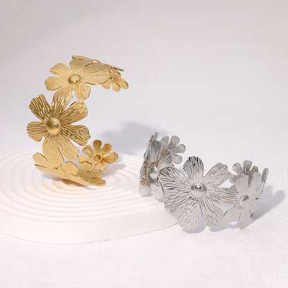 Flying Saucers Flower bangle silver